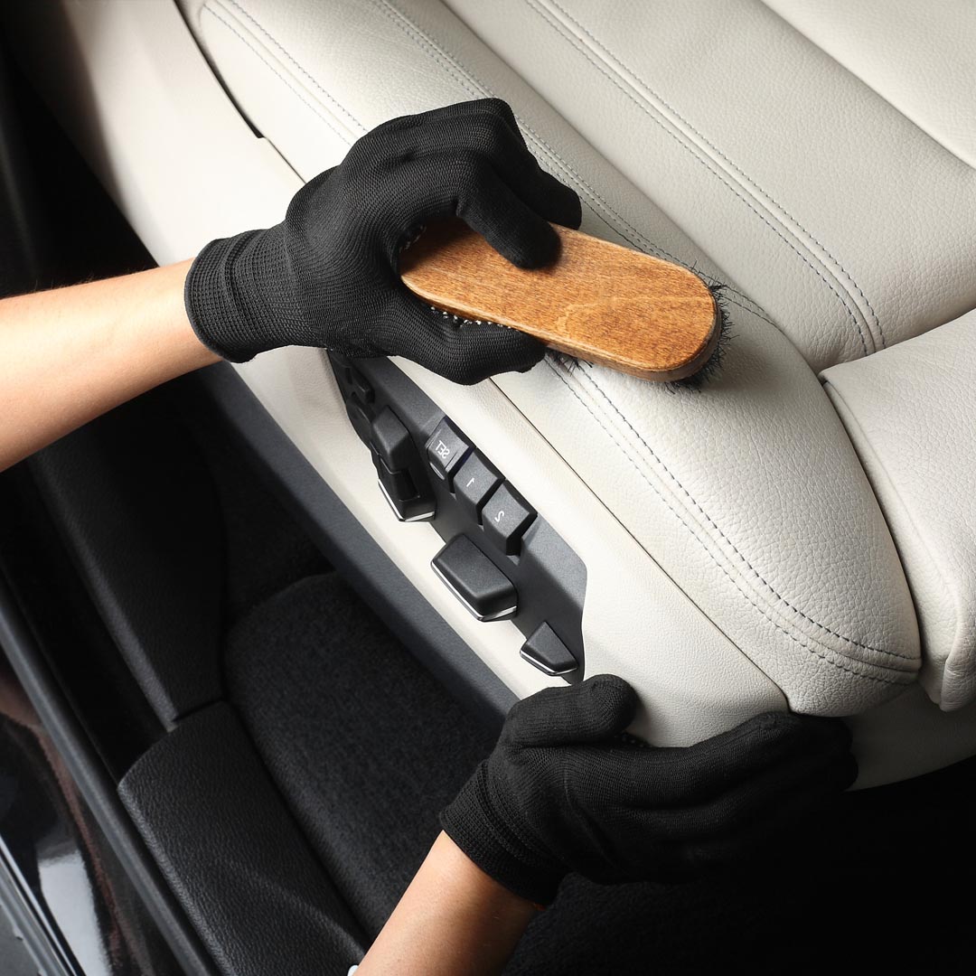 Odświeżenie i impregnacja skóry w samochodzie Impregnacja i renowacja skórzanej tapicerki w aucie